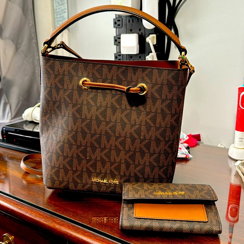 Michael Kors Bucket Crossbody purse